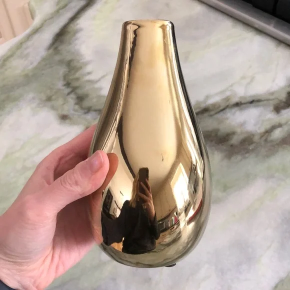 Gold teardrop shape vase - Picture 1 of 2
